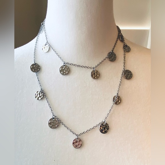 🟣 HAMMERED SILVER DISC COIN STYLE NECKLACE 🟣 - Picture 1 of 2